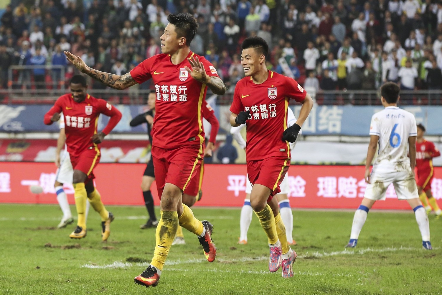 [图]高天意头球破门 上海申花1-0山东泰山
